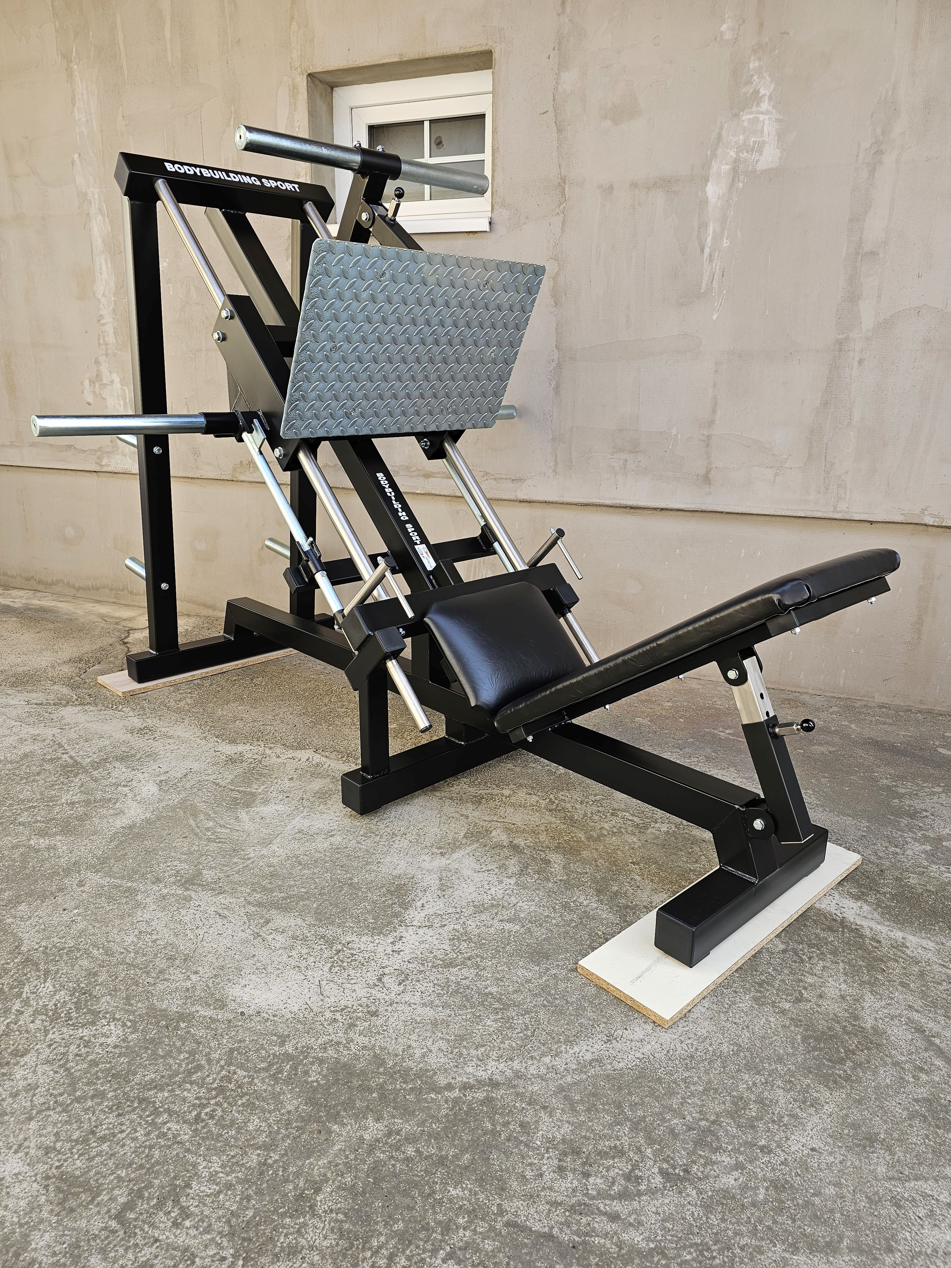 Legpress šikmý s vodiacimi kolieskami